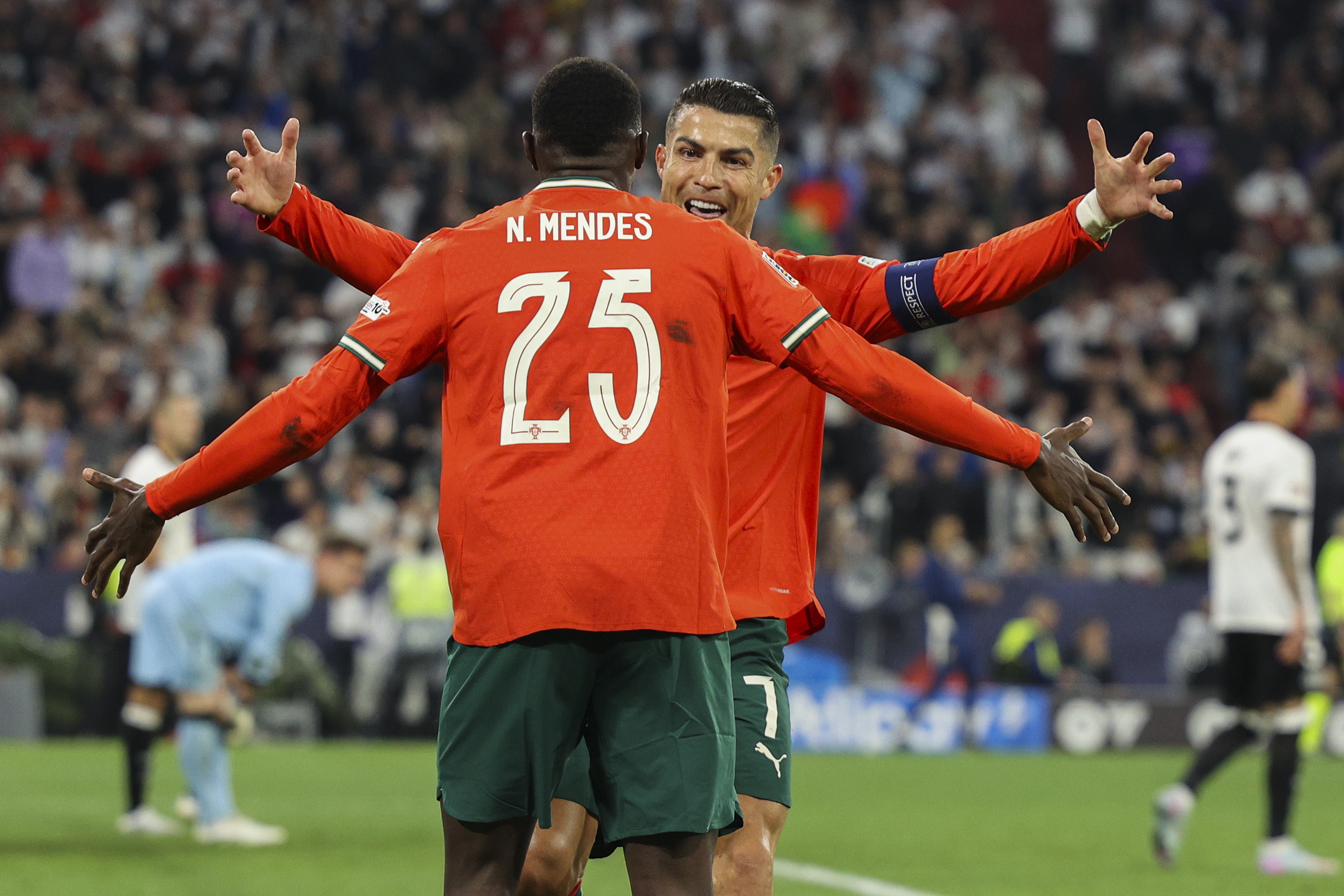 包含葡萄牙队尽显实力，成功晋级欧洲足球锦标赛半决赛的词条