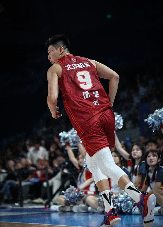 篮球赛场上球员技术过硬，观众为之赞叹