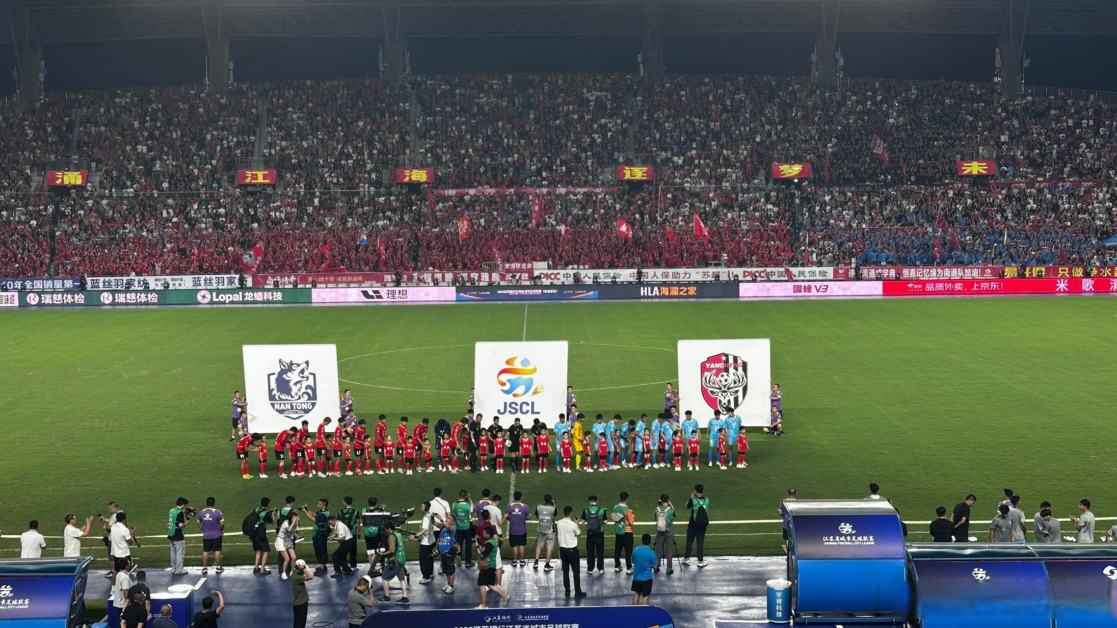 关于国内足球赛事风光无限，球迷狂热追逐热情燃烧的信息